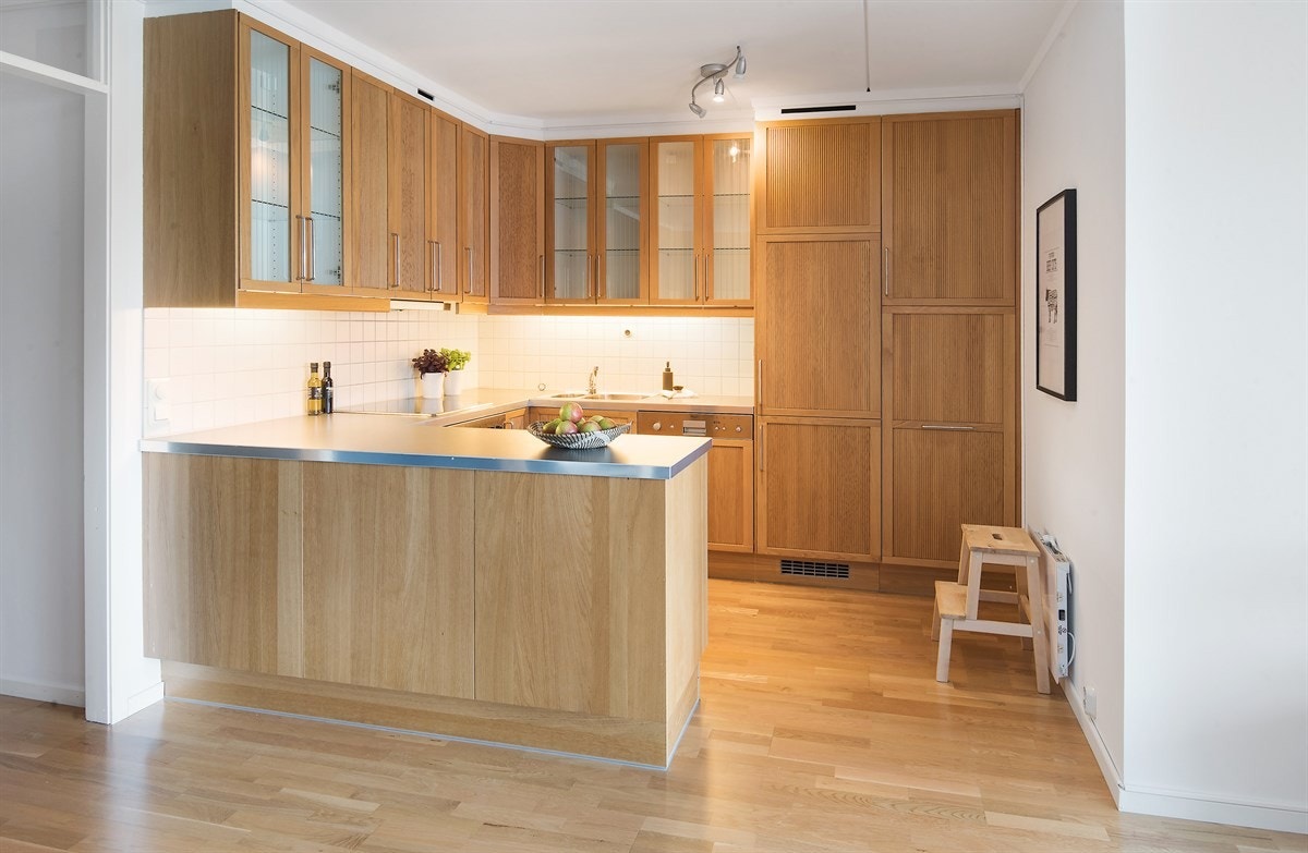 Lekkert kjøkken med kjøkkenøy. Galleribilde