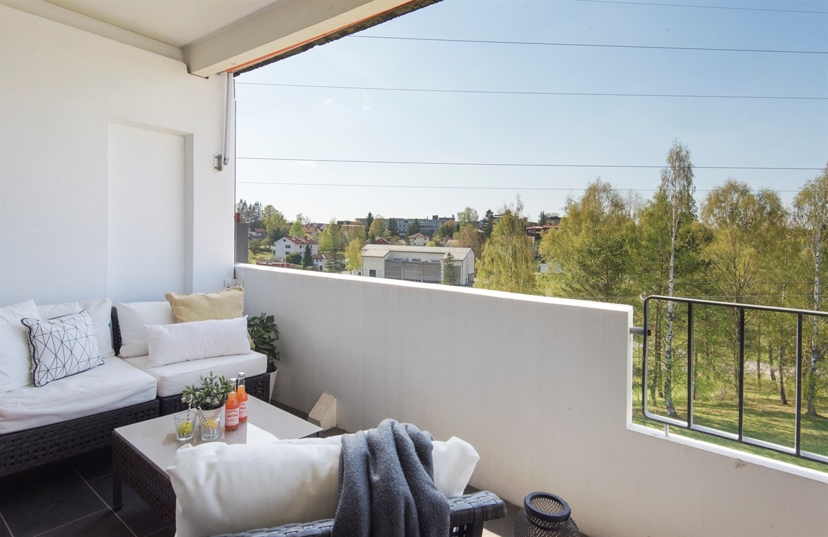 Stor balkong med overbygg. Hyggelig utsikt til områder og Holmenkollen. Usjenert. Galleribilde