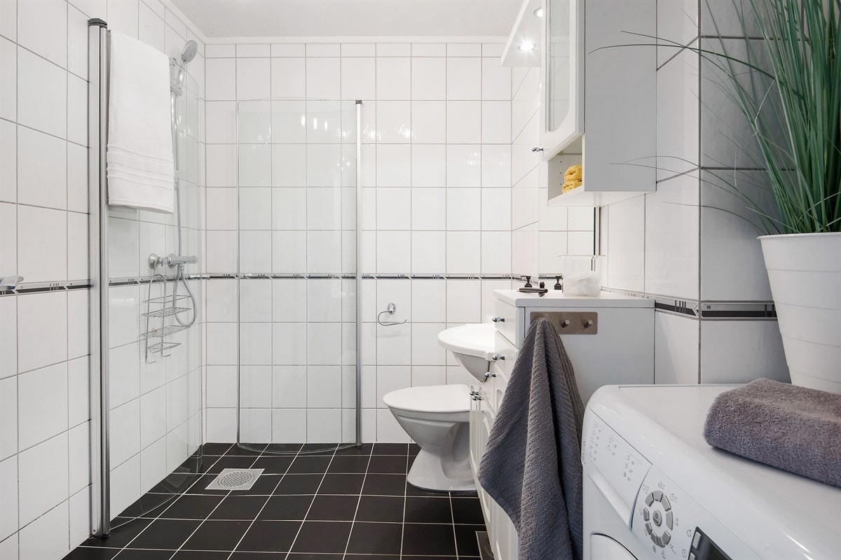 Pent bad med moderne flisvalg. Galleribilde