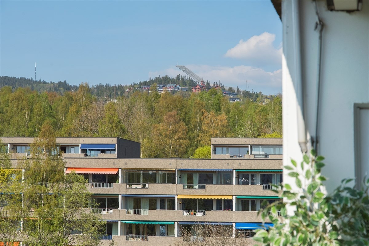 Fra balkongen har man fin utsikt, blant annet til Holmenkollen Galleribilde