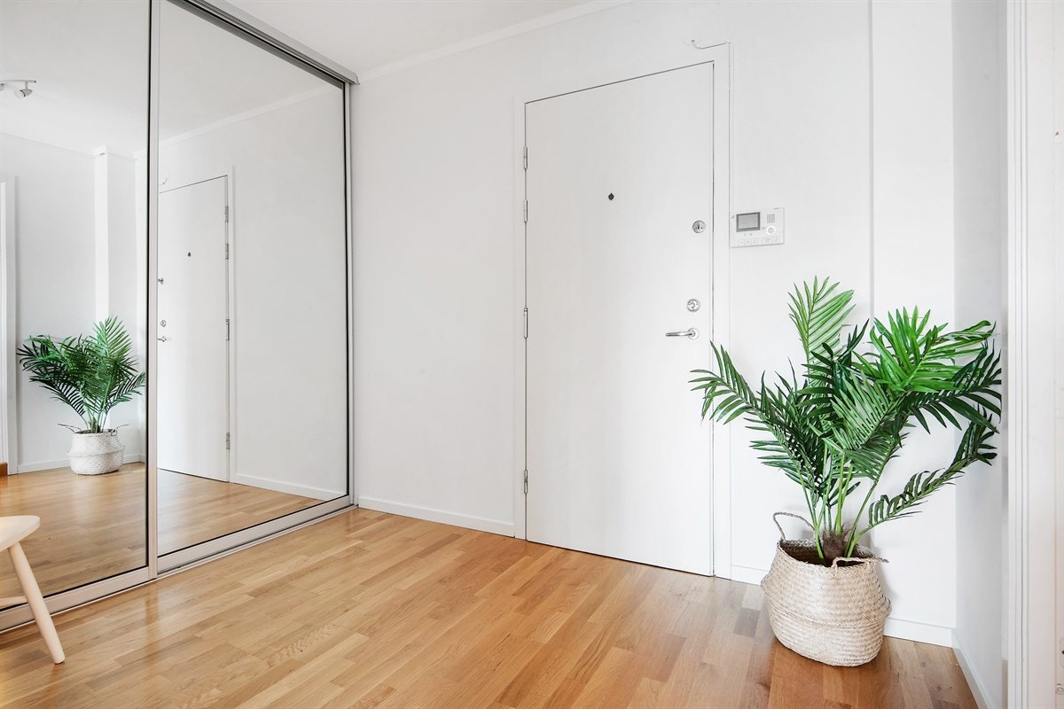 Romslig hall med skyvedørsgarderobe i speil. Galleribilde