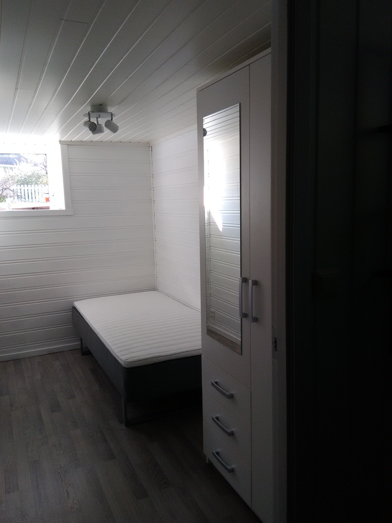 Soverom 1 ny seng med overmadrass, doble garderobeskap. Galleribilde