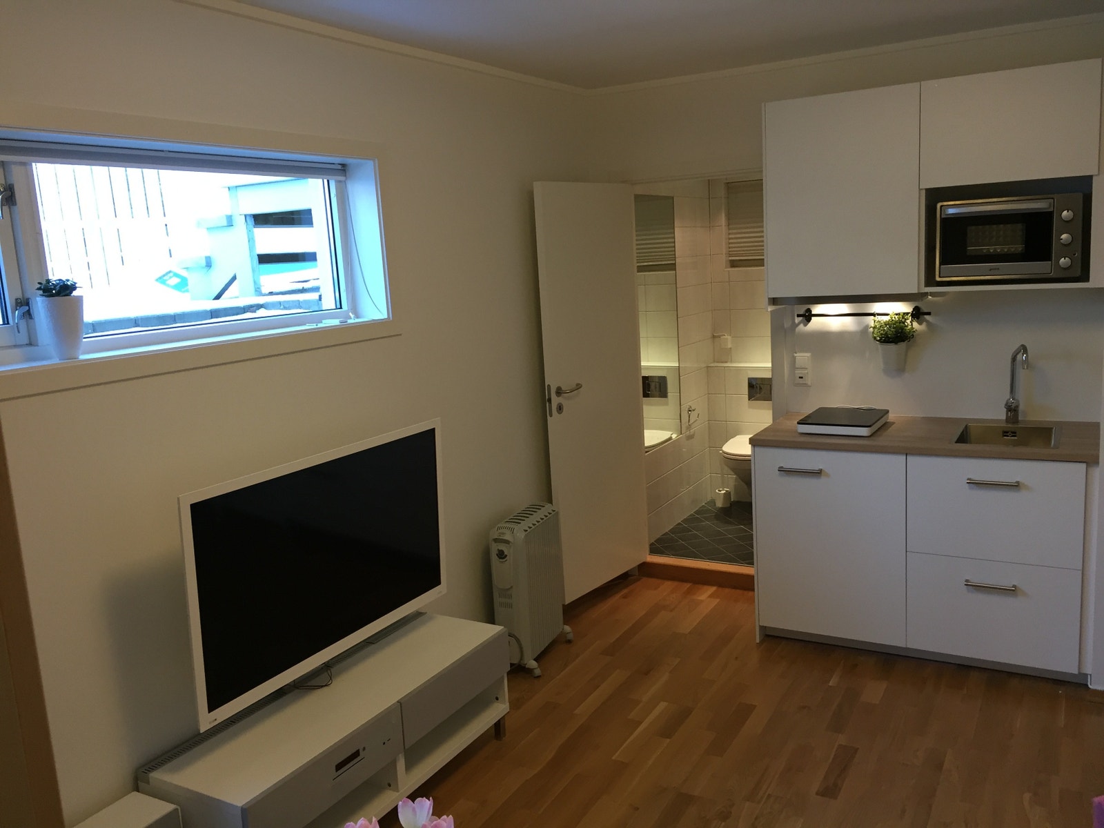 TV og TV-benk følger ikke med Galleribilde