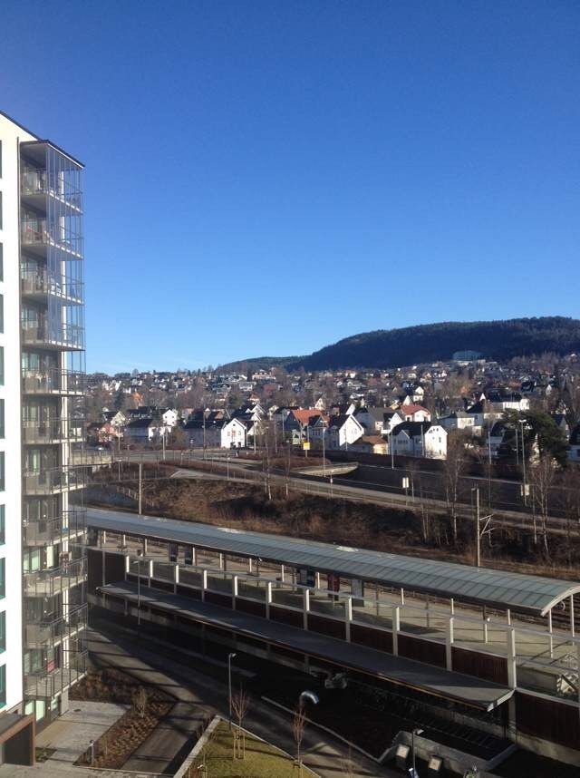 kan se Storo Tbane stasjonen fra kjøkken vinduet, det tar bare 2 min å gå til Tbane stasjonen/trikken/bussen Galleribilde
