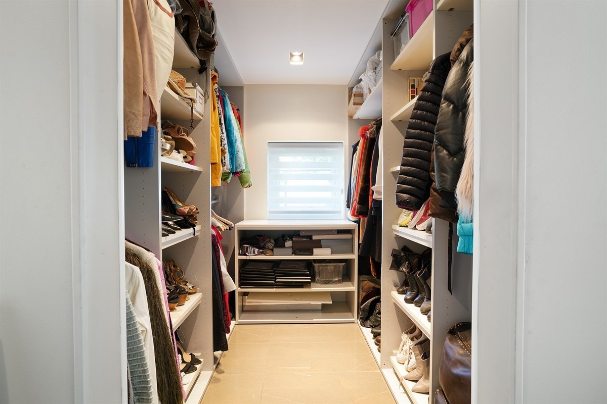 Walk-in-closet. Galleribilde