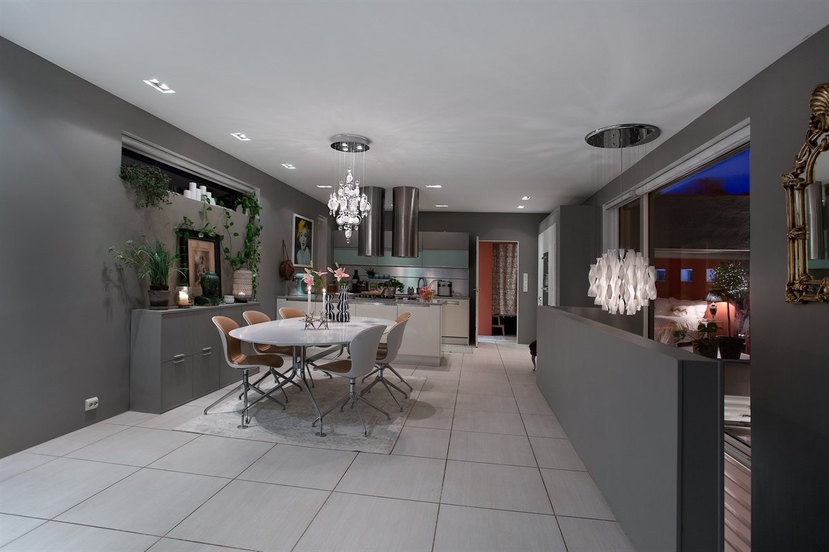 Spisestuen om kvelden. Galleribilde