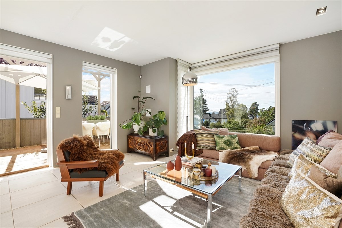 Stuen har utgang til nyrenovert terrasse med pergola. Galleribilde