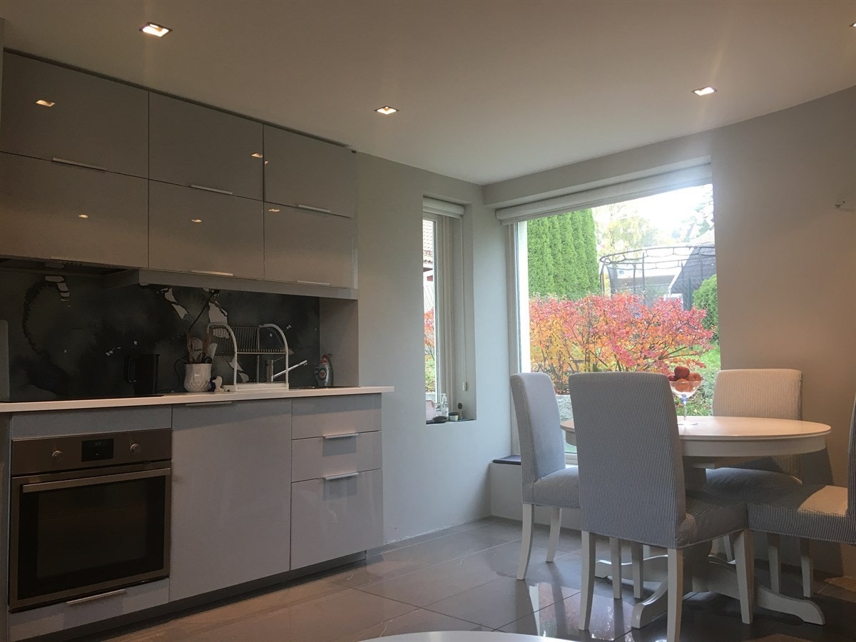 Stue og kjøkken i åpen løsing i leiligheten i 1. etasje Galleribilde