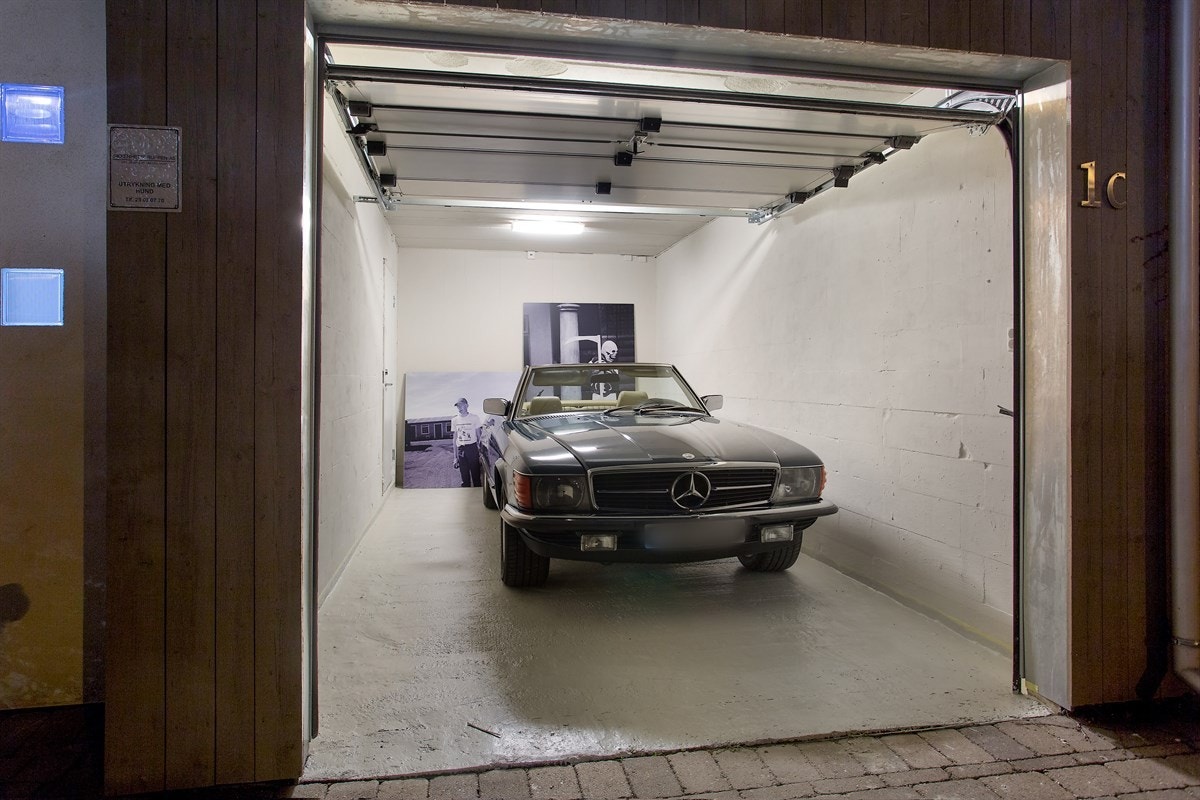 Garasje kveld. Galleribilde