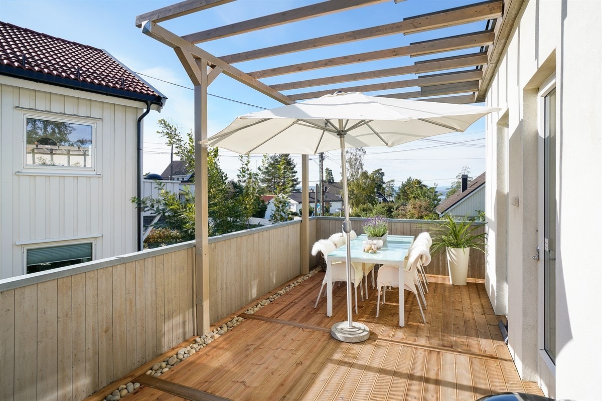 Ny pergola - god stemning. Galleribilde