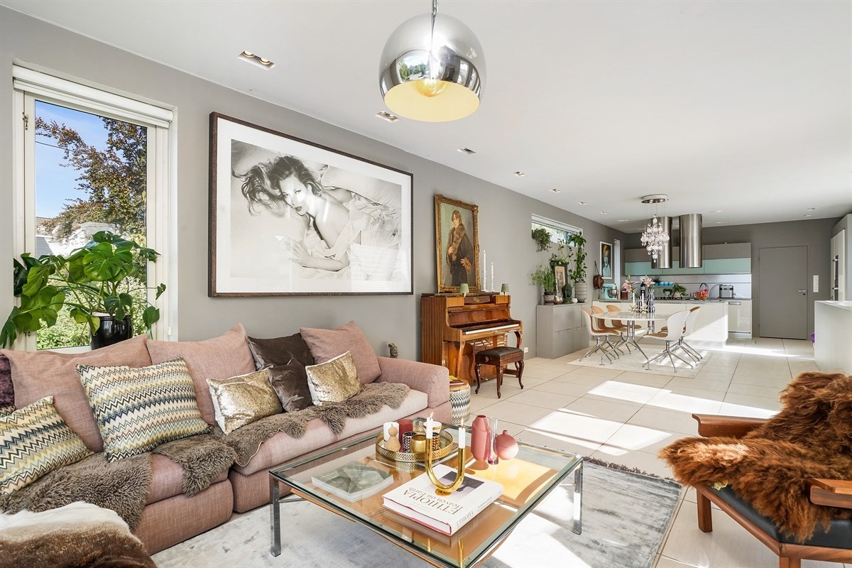 Stor delikat stue med åpen løsning mot kjøkken. Galleribilde