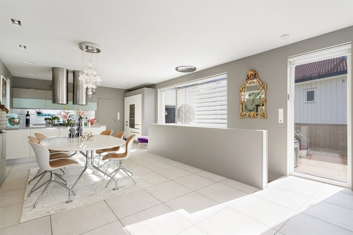 Fra spisestue og mot kjøkken. Galleribilde