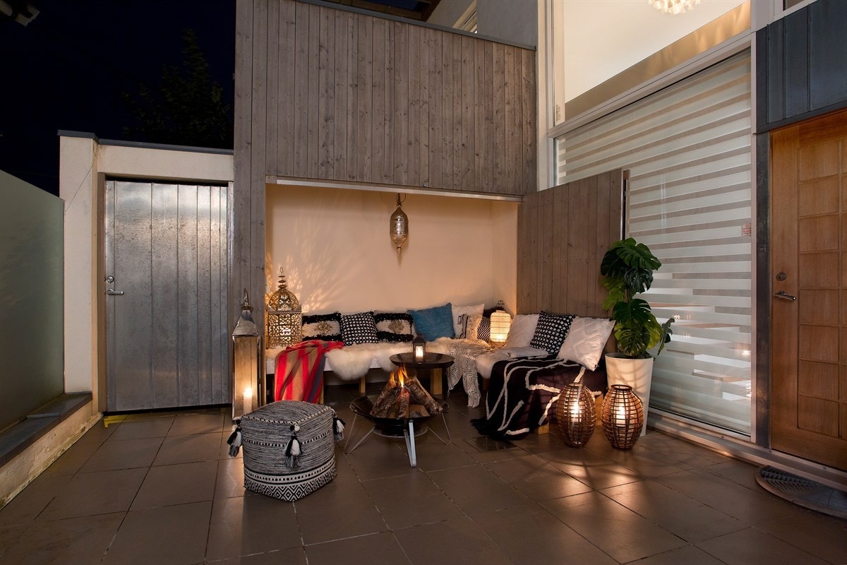 Kveldsstemning i forgården. Galleribilde