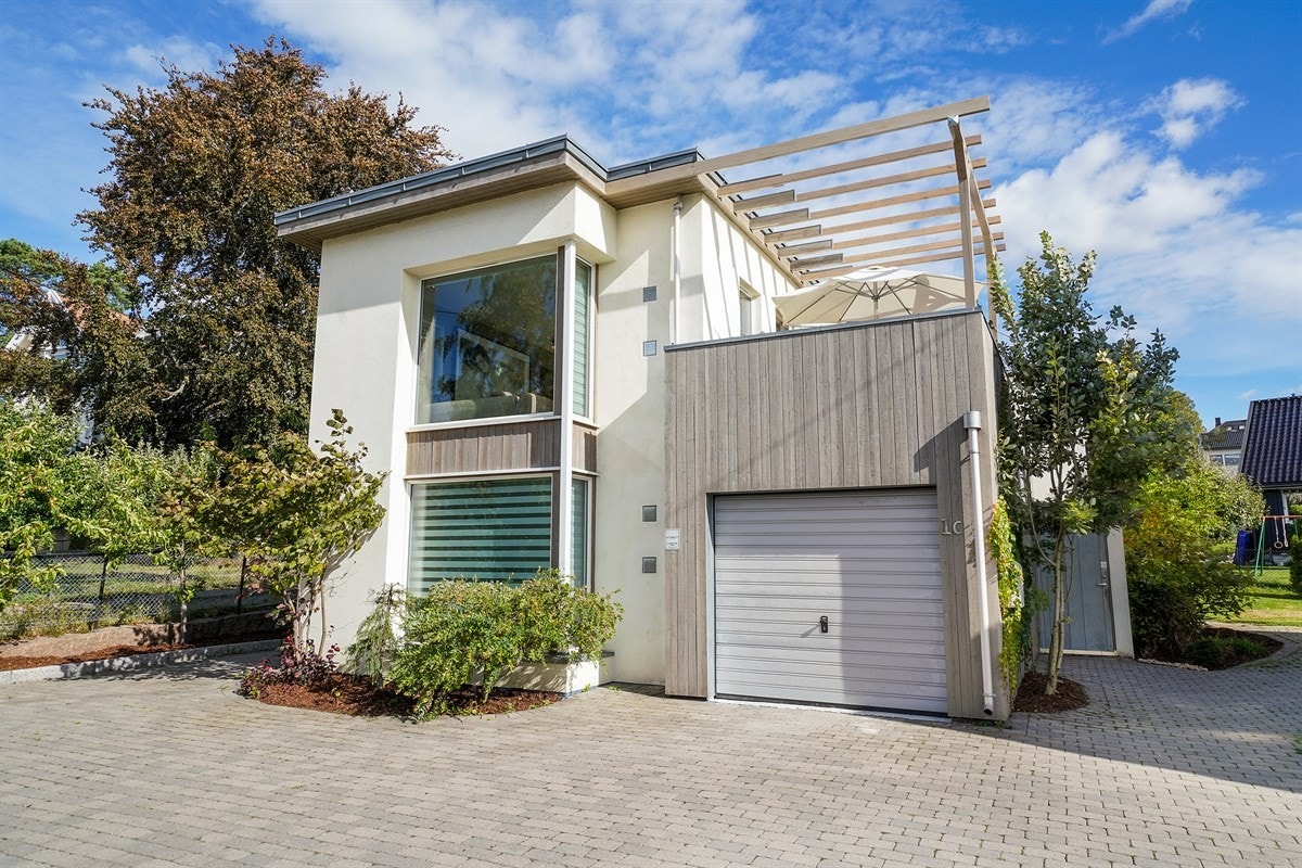 Eneboligen ligger flott til på Bekkelaget med stor plass til 3 p-plasser foran huset, samt i enkelgarasje. Galleribilde