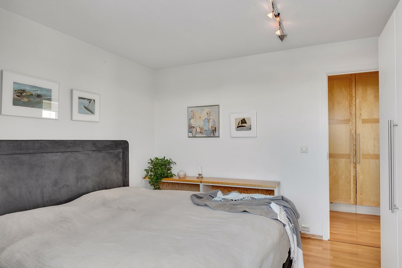 Soverom 1 av 2 som ligger i 2. plan. Dette soverommet har utgang til balkongen og er tilknyttet eget bad. Galleribilde