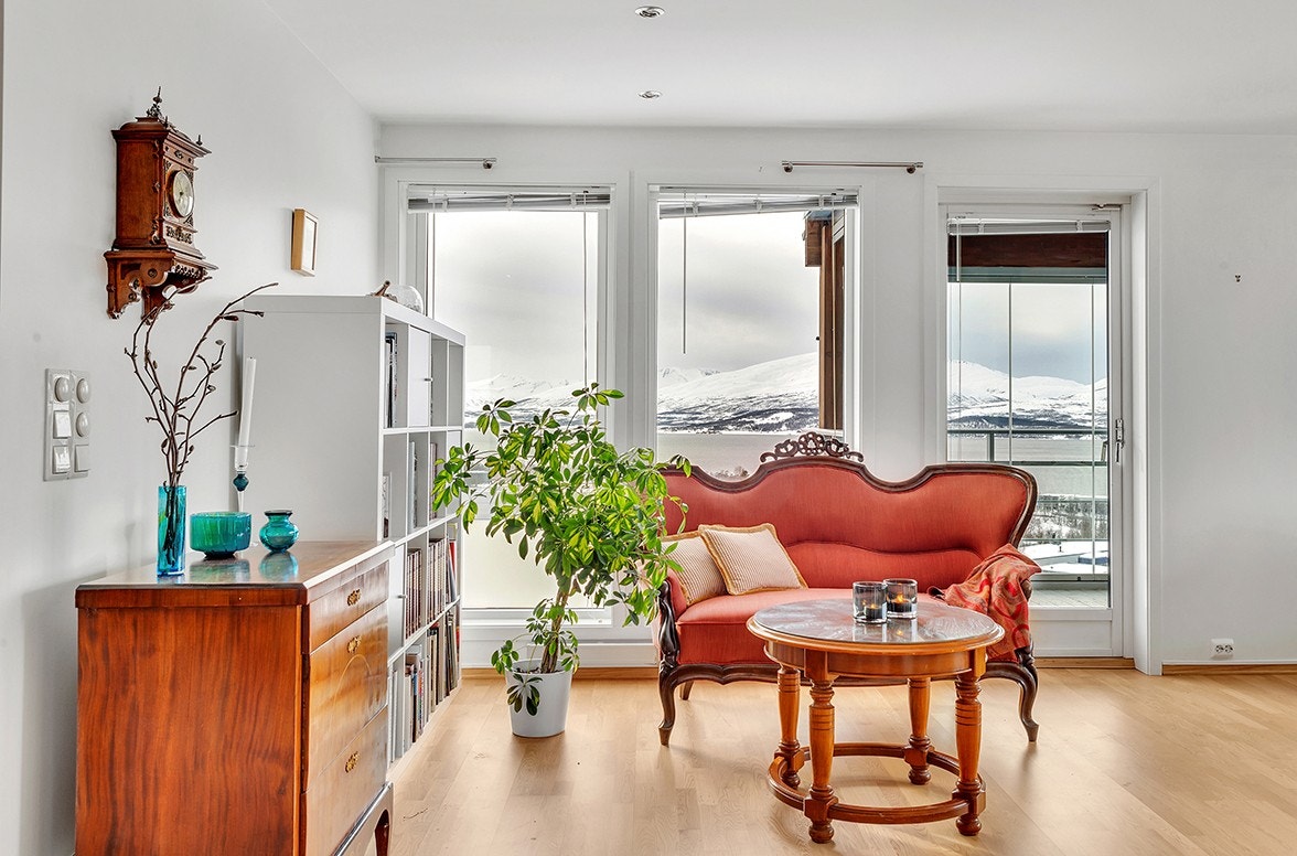 Stuen har god plass og det er enkelt å lage naturlig soneinndeling. Galleribilde