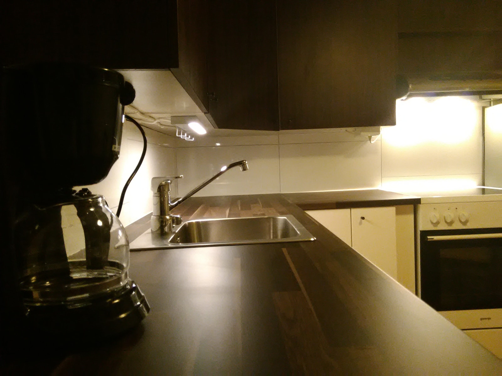 Kjøkken, godt utstyrt, oppvaskmaskin, kjeramisk stekeovn, kjøleskap. Galleribilde