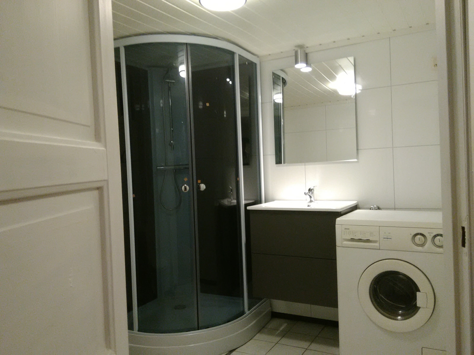 Bad med toalett, dusjhjørne, vaskemaskin. Galleribilde