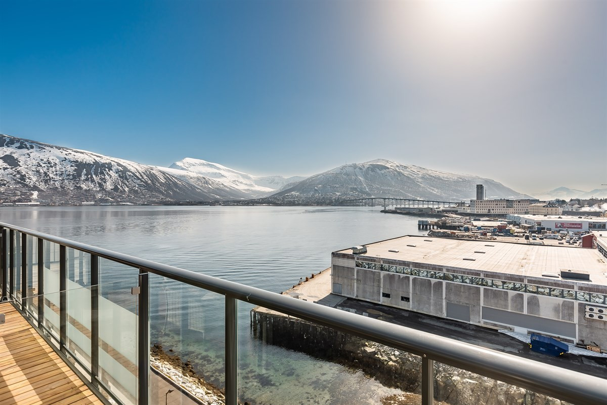 Fantastisk utsikt mot fastlandet og Tromsøysundet