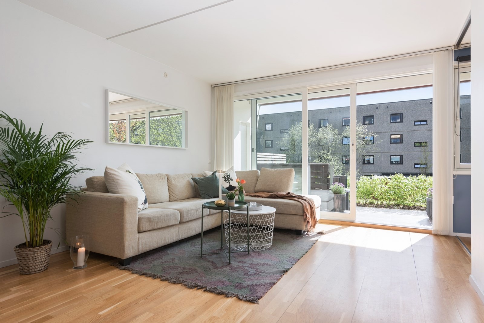 Stuen har store lysflater som gir rikelig med dagslys inn i leiligheten og skyvedører ut til en herlig markterrasse Galleribilde