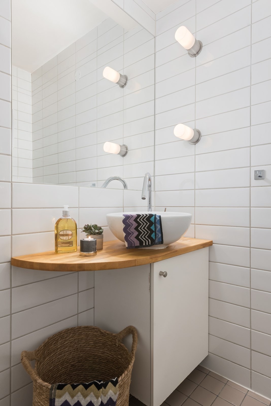 Servantskap med designvask og innfelt speil Galleribilde