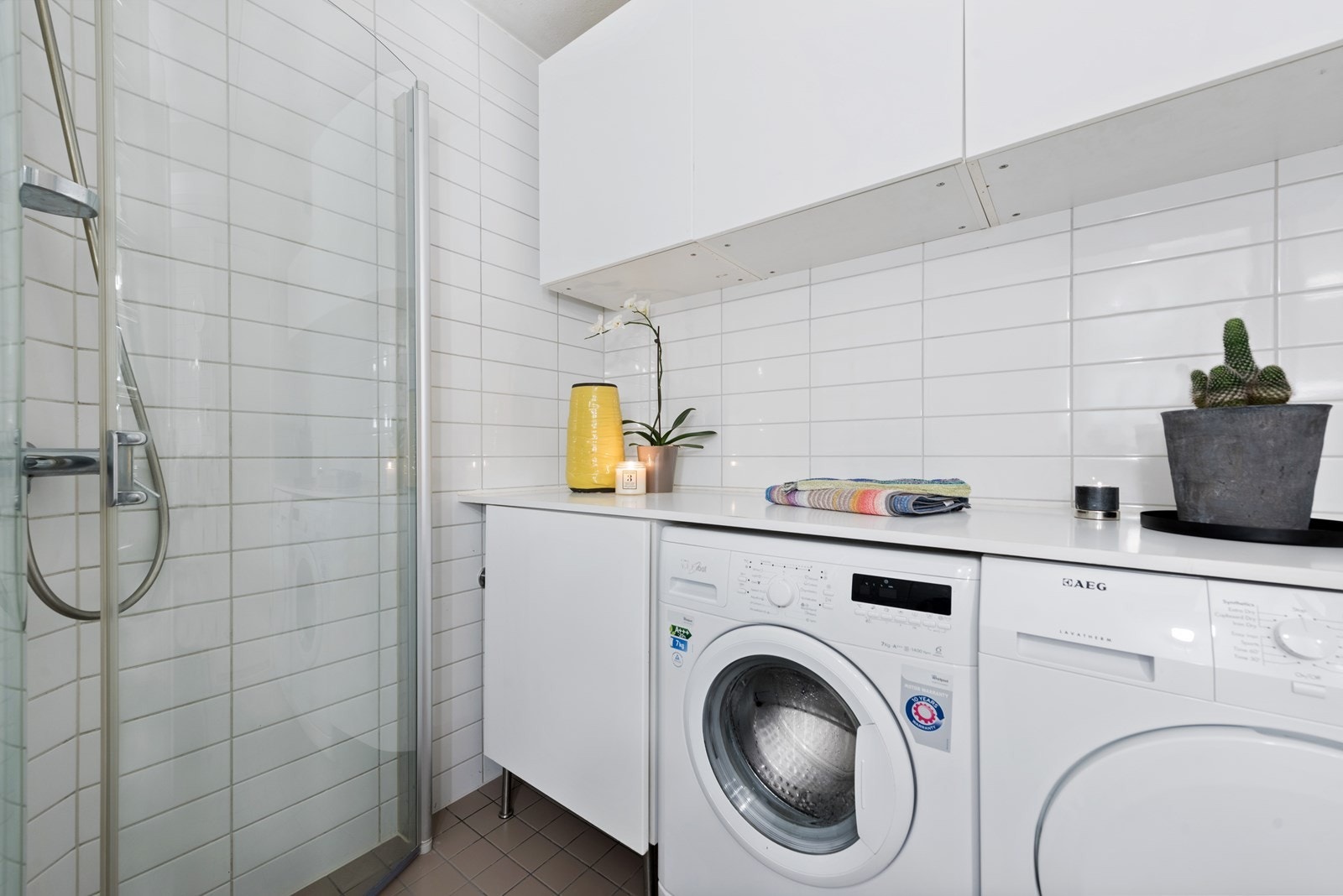 Praktisk vaskeromsinnredning med med opplegg for både vaskemaskin og tørektrommel Galleribilde