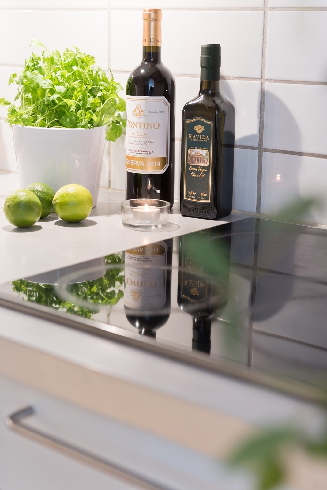 Integrerte hvitevarer i form av stekeovn, keramisk topp og kjøl/frys, samt opplegg for oppvaskmaskin Galleribilde