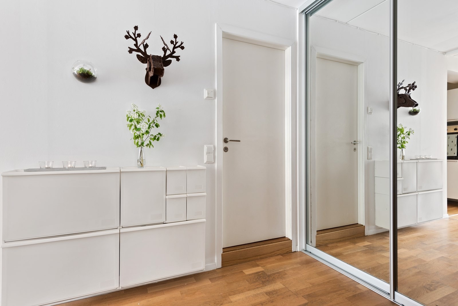 Luftig entré med to skyvedørsgarderober og plass til ytterligere oppbevaringsmøbler Galleribilde