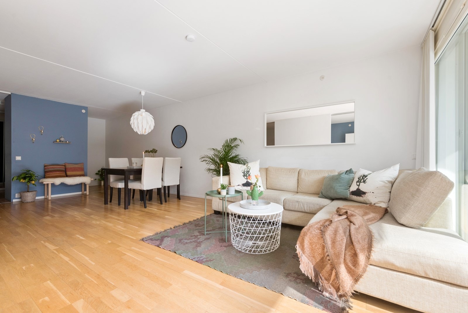 Stuen har parkett på gulv og er malt i lyse tidsriktige farger Galleribilde