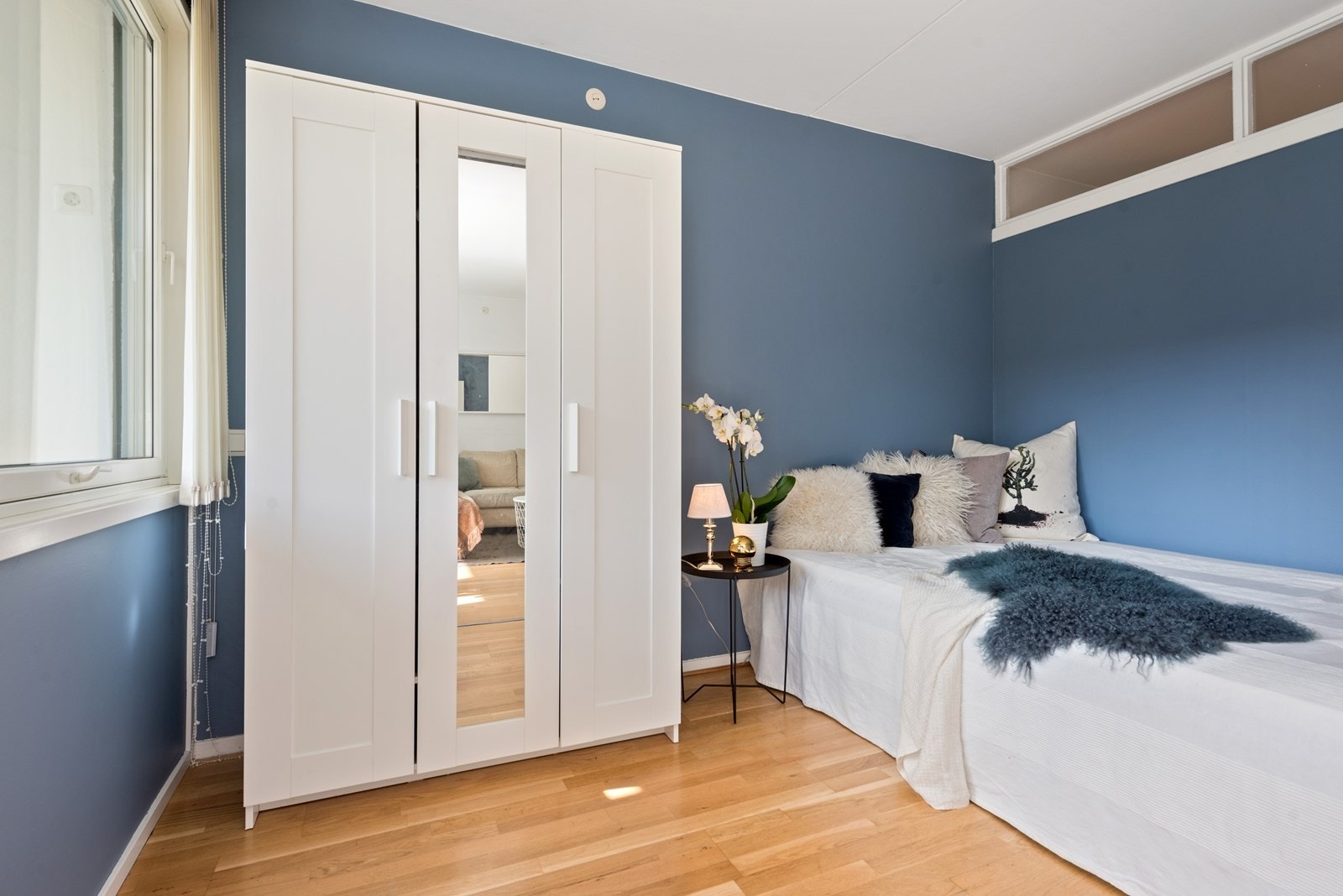 Soverom med garderobeskap og plass til dobbeltseng Galleribilde