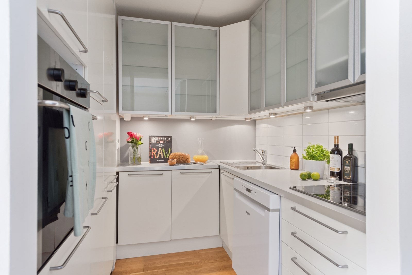 Kjøkkeninnredning i tidløs design og rikelig med lagringsplass Galleribilde