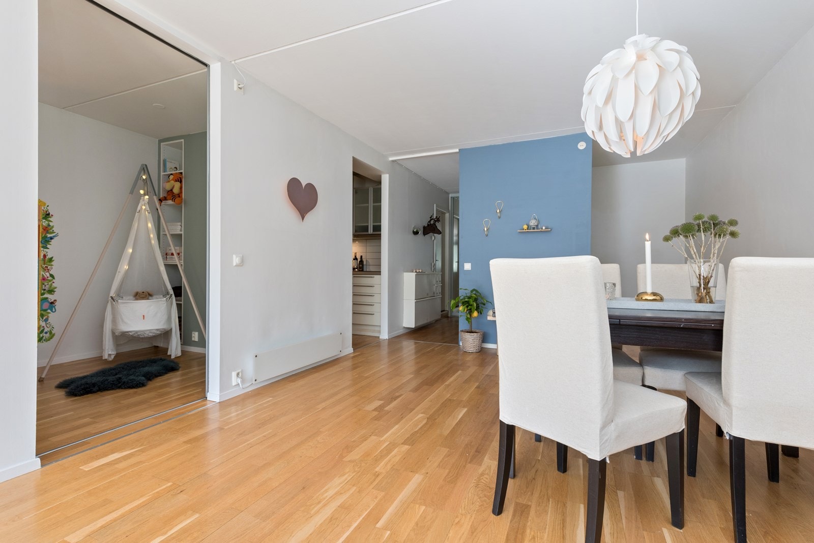 Fra stuen er det inngang til et soverom og et rom som er innredet som barnerom Galleribilde