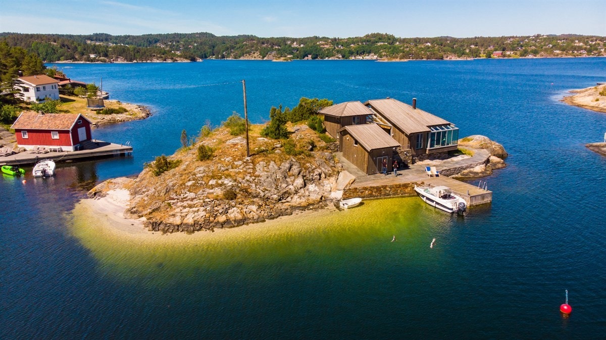 Eiendommen ligger lunt og usjenert til med svært solrik beliggenhet. Galleribilde