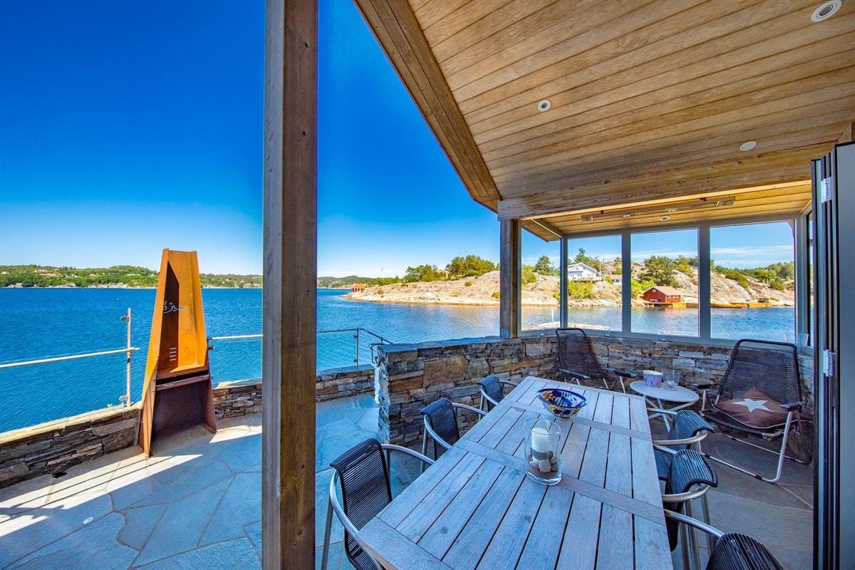 Vestvendt terrasse med nydelig utsikt utover Trosbyfjorden og hvor kveldssolen kan nytes! Galleribilde