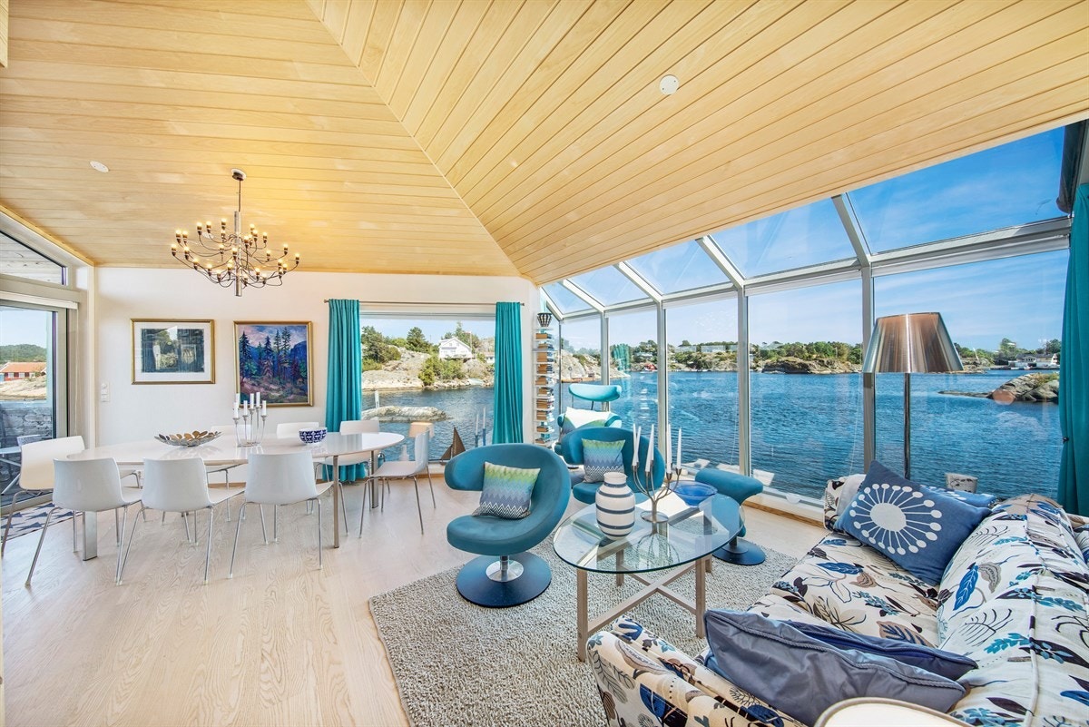 Det er store vindusflater i flere deler av fritidsboligen som gjør at sjøen kommer tett på Galleribilde