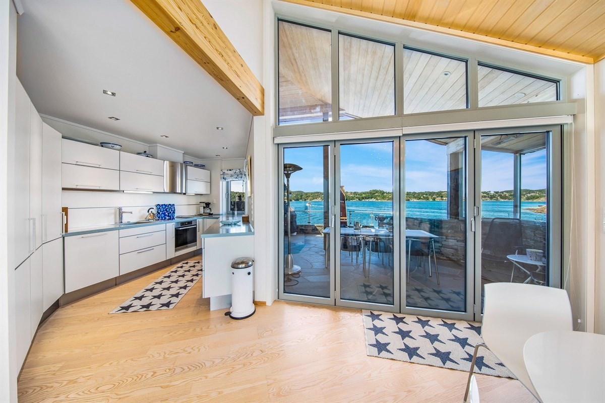 Fra kjøkkenet er det store dører ut til vestvendt terrasse Galleribilde