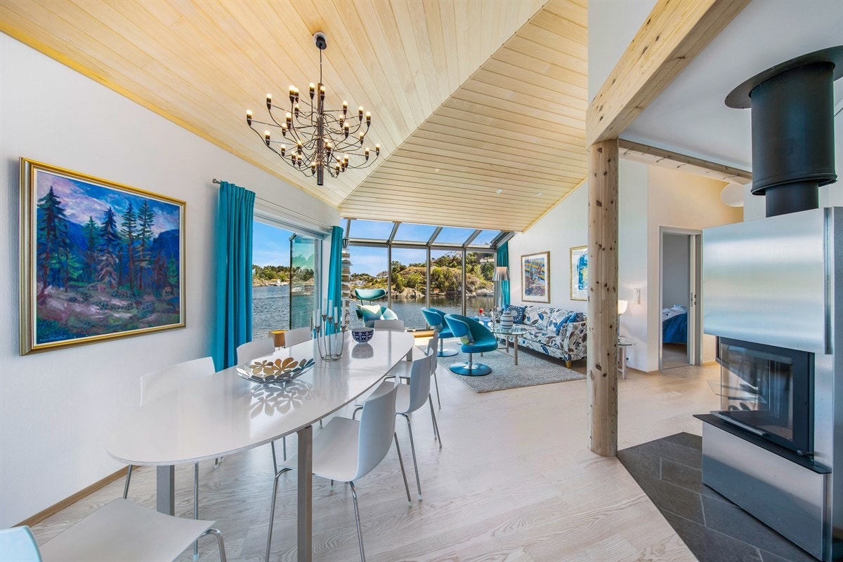 Stuen har vedovn og god plass til både innvendig spisestue og salong. Galleribilde