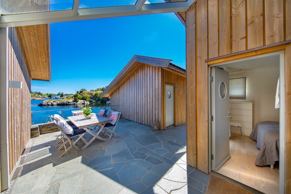 Separat soverom i sidebygning - I bakgrunnen skimtes dør inn til øvre plan av utebod/sjøbod Galleribilde