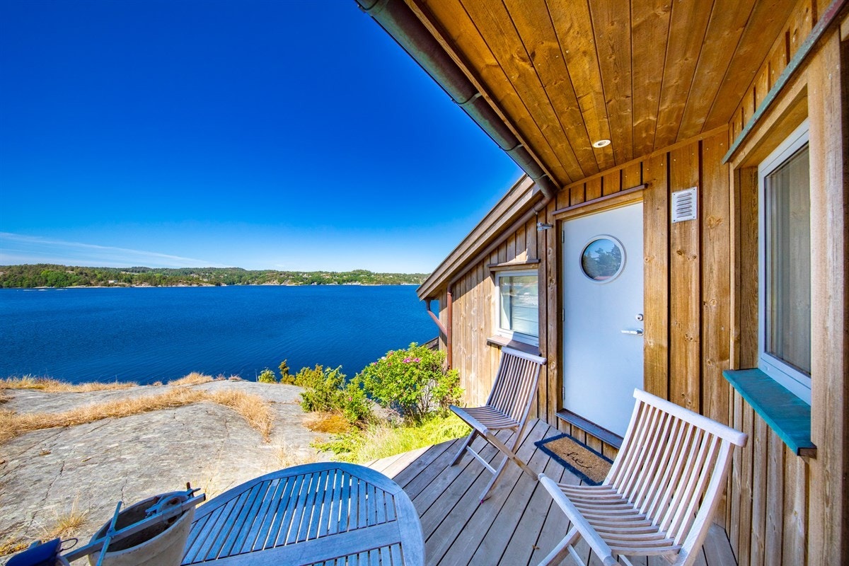 Fra øvre plan ved inngang til soverom - her kan også utsikten nytes utover Trosbyfjorden Galleribilde