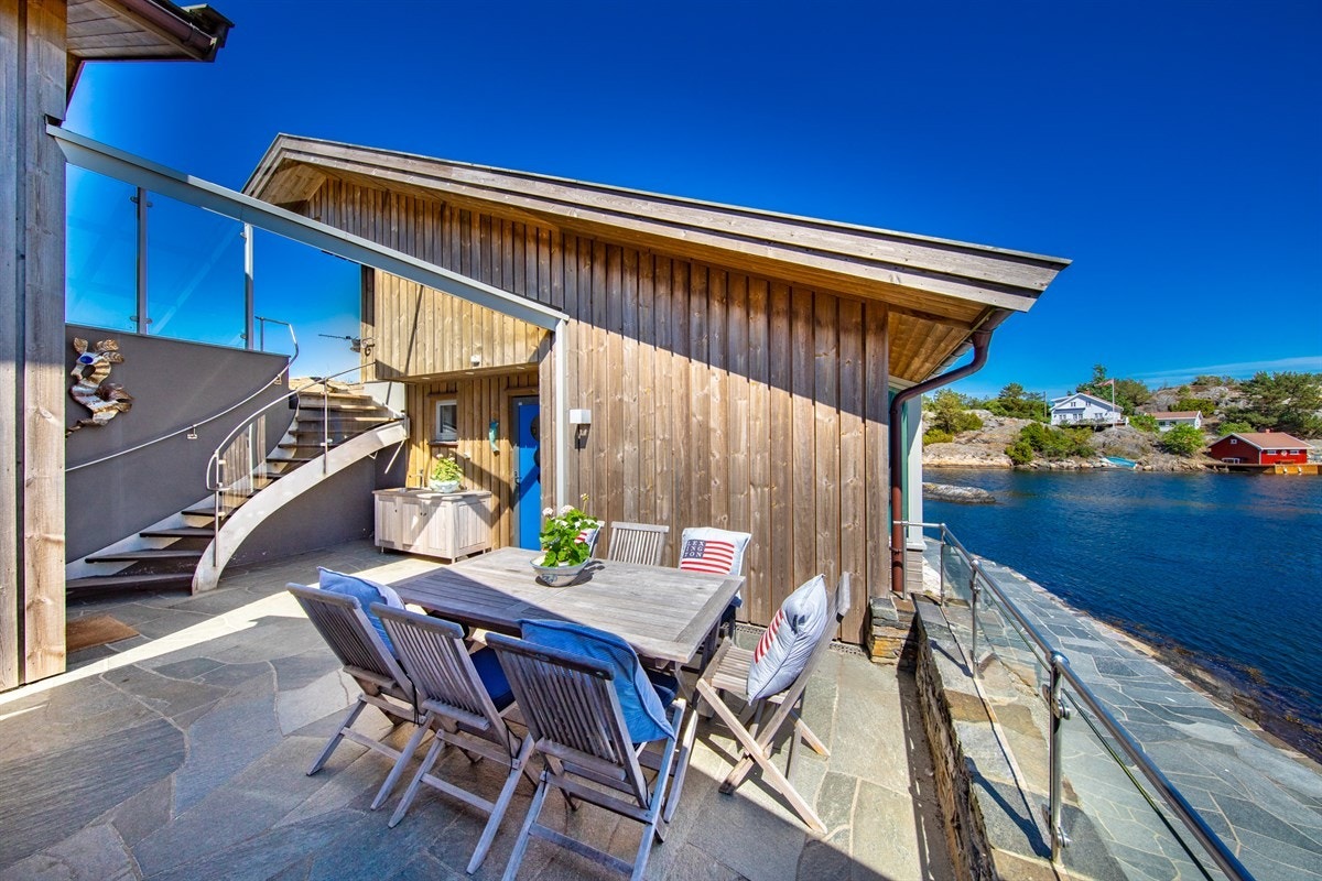 Terrasse mot øst med utekjøkken og god plass til sittegruppe Galleribilde