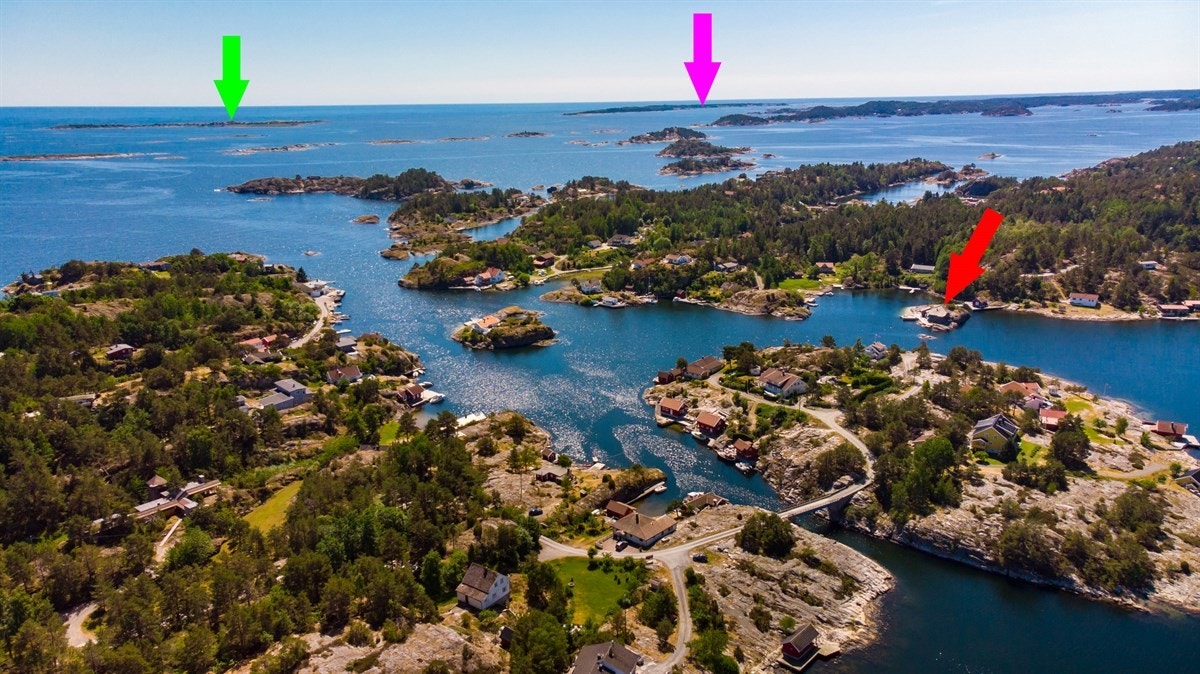 Kort vei fra eienommen (rød pil) til Jomfruland (lilla pil) og Stråholmen (grønn pil) Galleribilde