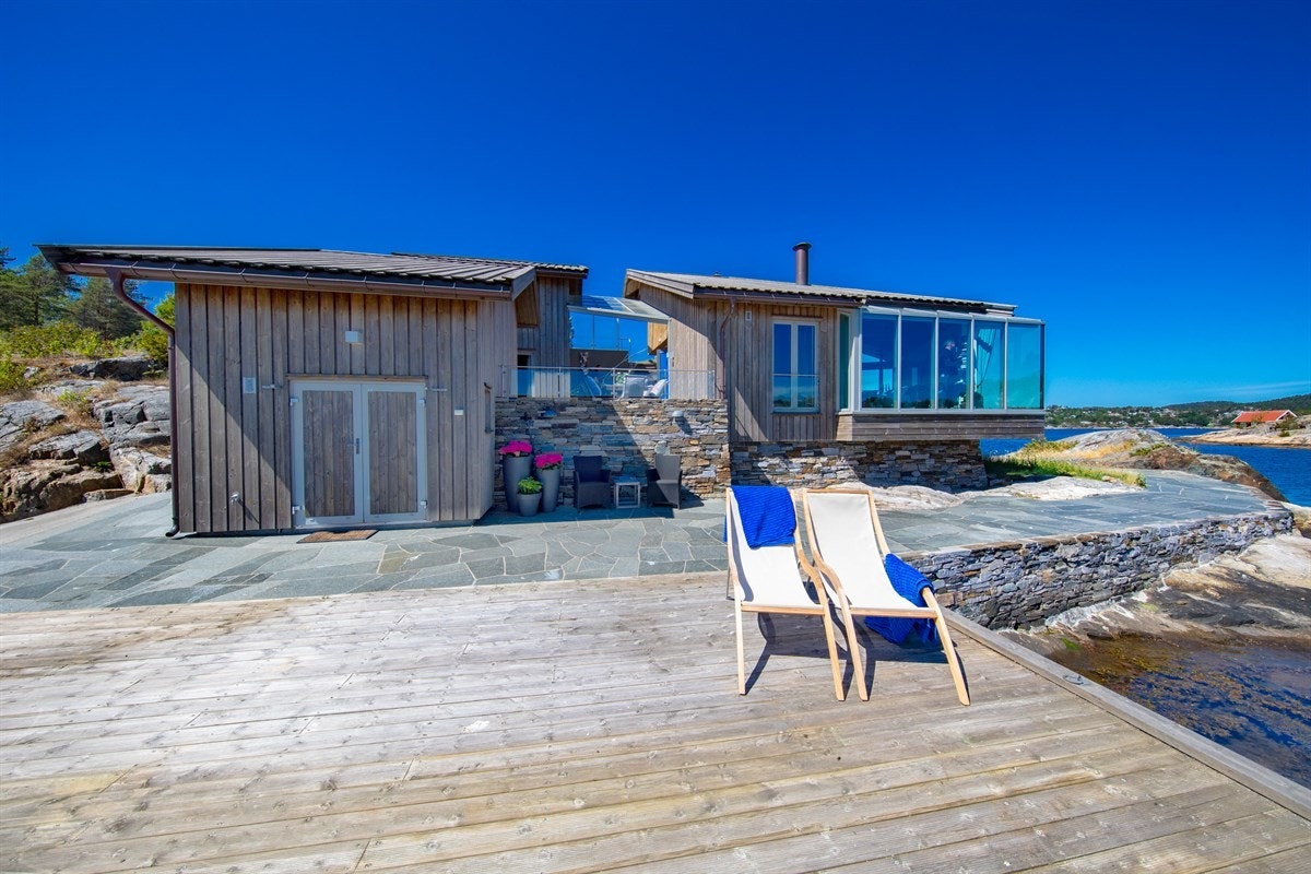 Stort brygge- og skiferbelagt uteområde. I sjøboden ligger det eget bad/gjestebad Galleribilde