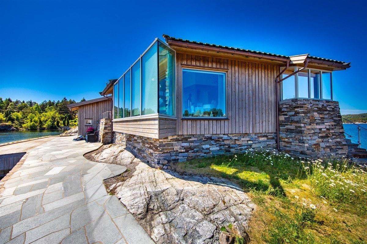 Vedlikeholdsfrie materialer: Sibirsk lerk valg på utvendig kledning samt aluminiumsvinduer. Galleribilde