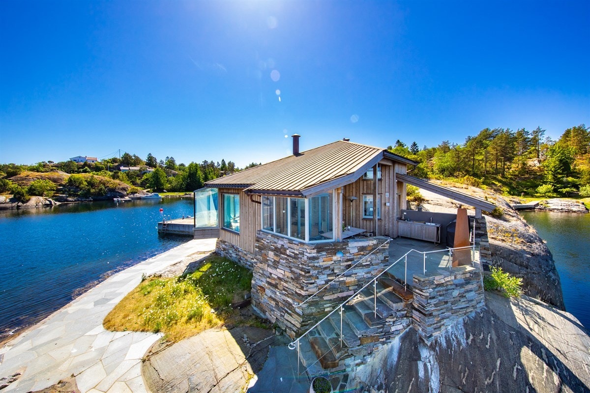 Arkitekttegnet fritidseiendom av høy standard tegnet av arkitekt Kristian B. Amlie. Galleribilde