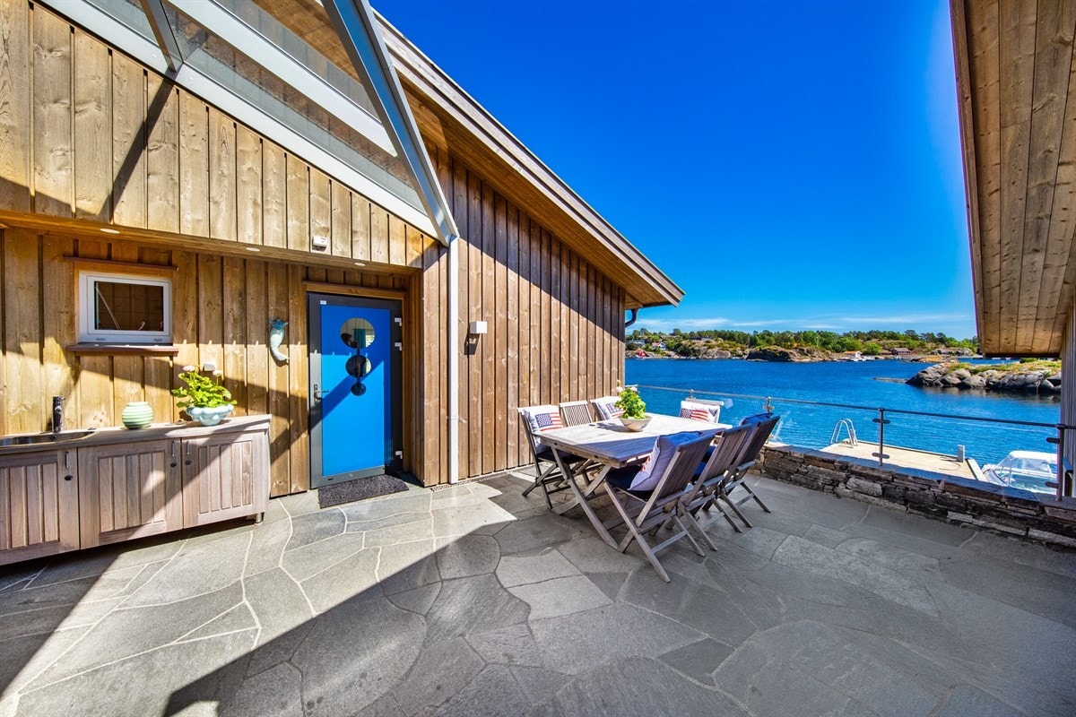 Uteområde/terrasse med utekjøkken mot øst Galleribilde