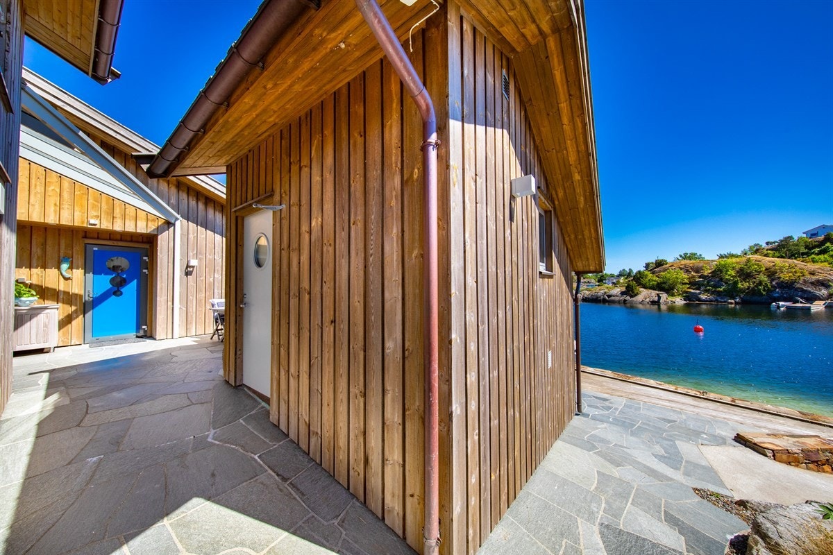Sjøbod - fra uteområde/terrasse mot øst er det inngang til bod. På nedre plan av sjøbod er det gjestebad og bod/disponibelt rom Galleribilde