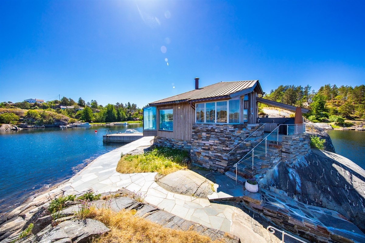 Eiendommen er pent opparbeidet med store skiferbelagte områder, flere terrasser mm Galleribilde