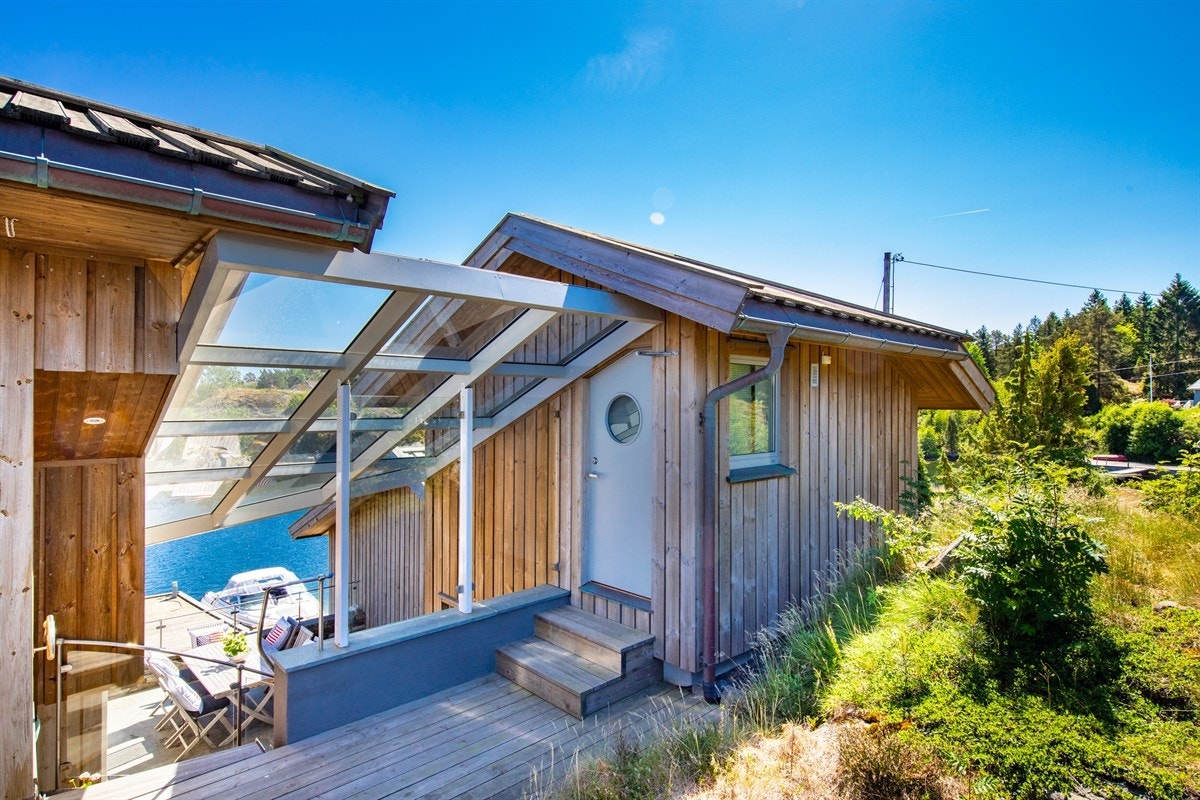 Fra uteområdet mot øst kommer du opp trappen til øverste plan hvor det ligger 3 soverom. Galleribilde