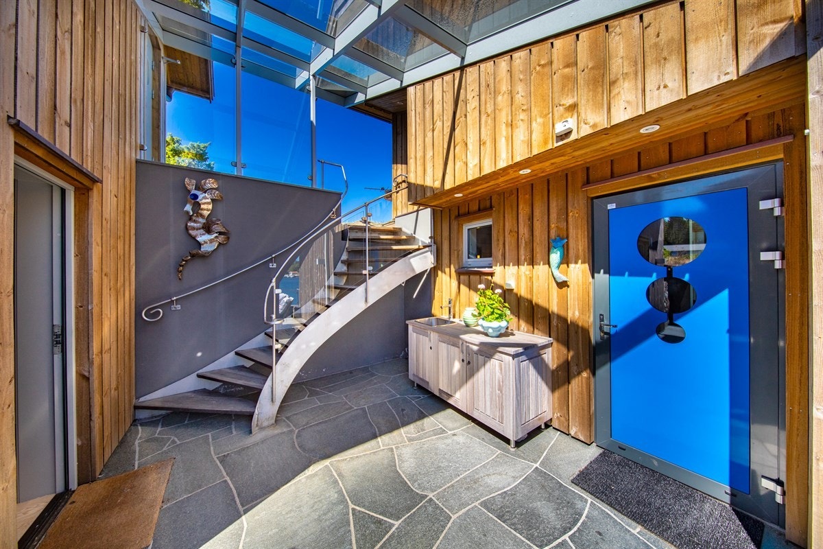 Hovedinngang til høyre. Trapp opp til øvre plan hvor det ligger 3 soverom. Galleribilde