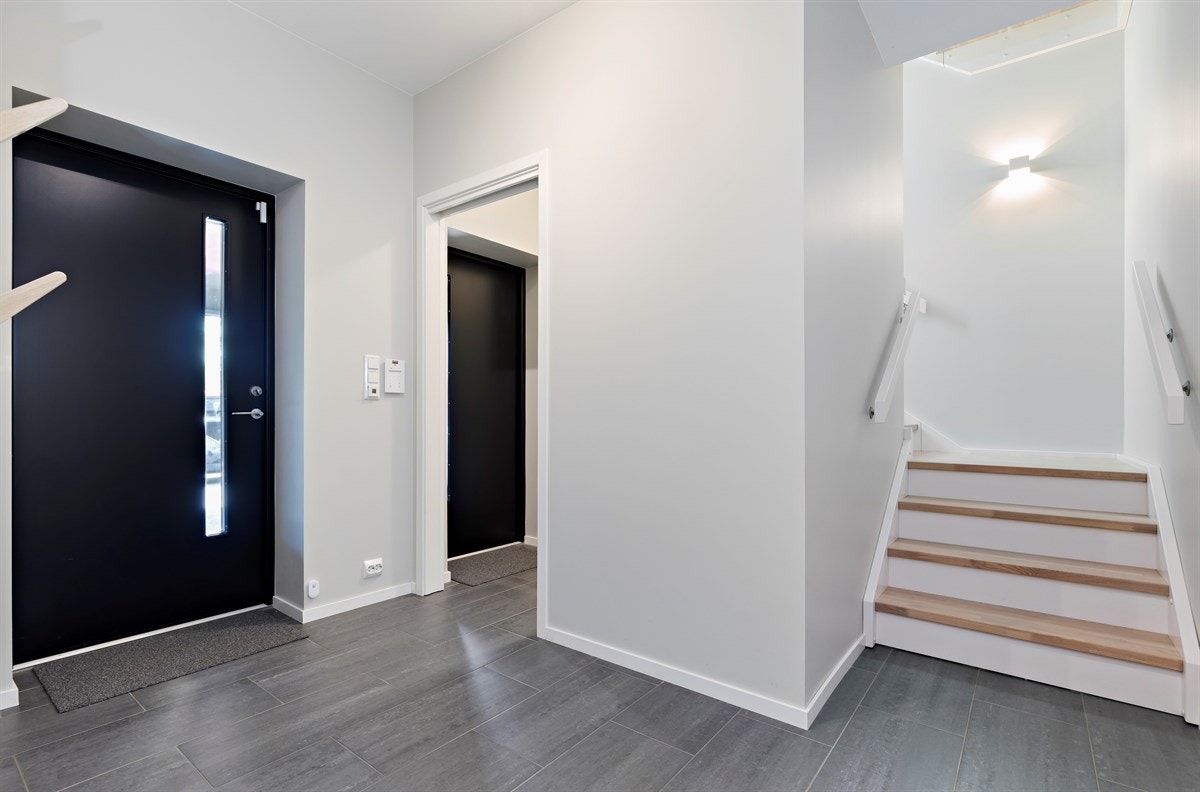 Innbydende entré med to innganger, mye skapplass og varmekabler i gulv. Galleribilde